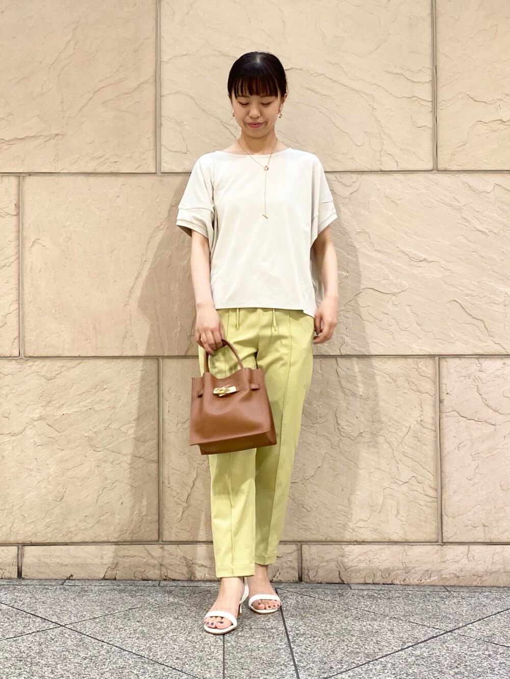 グレー系のTシャツ/カットソー、イエロー系のその他パンツ、ゴールド系のネックレスを着用したレディースの夏コーディネートの2枚目の写真