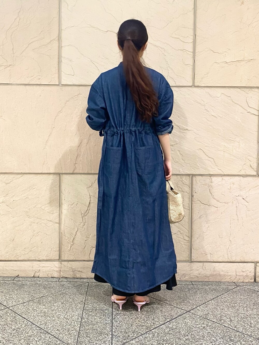 「URBAN RESEARCH ROSSO、URBAN RESEARCH、LEE、Lee×ROSSO、休日スタイル、お出かけコーデ、デニムワンピース、ロゴT」｜「Leeの『別注』Lee×ROSSO　BELTED DENIM DRESS（シャツワンピース、ブルー系）」を使った、matsuさん（レディース・162cm）の春コーディネートの3枚目の写真