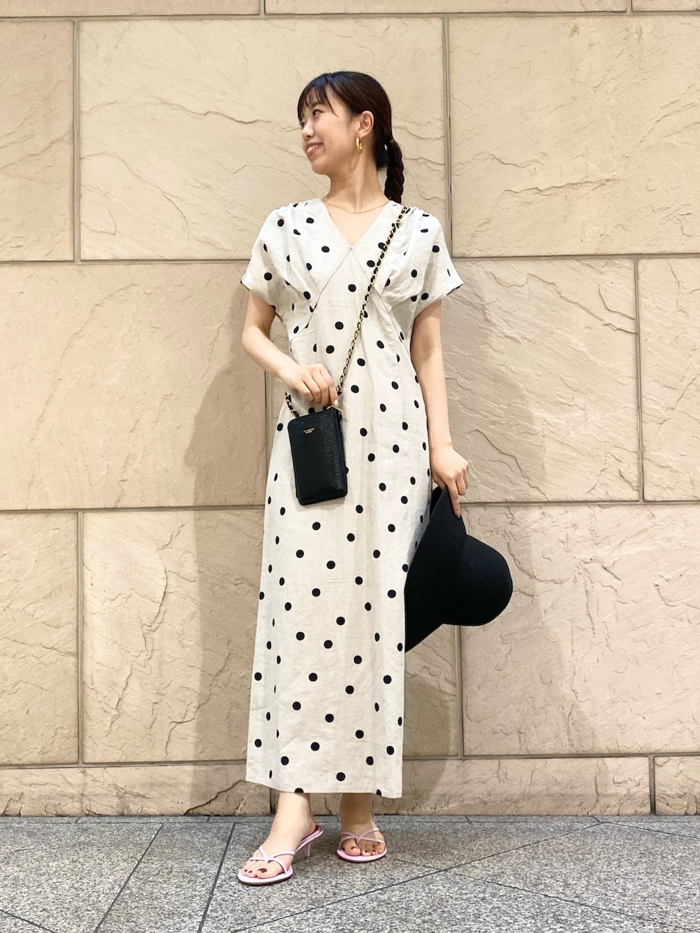 「URBAN RESEARCH ROSSO、お出かけコーデ、きれいめカジュアル、ワンピース、休日スタイル、オトナ女子、ドット、むぎわら帽子、ハット」｜「URBAN RESEARCH ROSSO WOMENのPAPER WIDE BLIM HAT（ハット、ブラック系）」を使った、matsuさん（レディース・162cm）の春コーディネートの2枚目の写真
