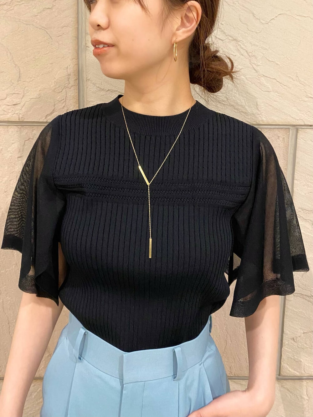 「大人カジュアル、キレイめ、きれいめカジュアル、パンツ、春コーデ、春服、夏コーデ、newarrival、オフィスカジュアル、フェミニン、ROSSO、夏服、オンオフ兼用、オンオフ、大人かわいい」｜「URBAN RESEARCH ROSSO WOMENの『MADE IN JAPAN』オリジナルスウェードパンプス（パンプス、ブラック系）」を使った、matsuさん（レディース・162cm）の春コーディネートの4枚目の写真