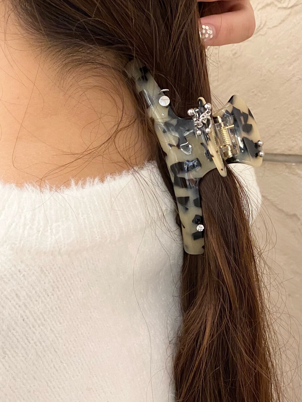 グレー系のその他アウター、ホワイト系のカーディガン/ボレロ、イエロー系のその他パンツを着用したレディースの冬コーディネートの9枚目の写真