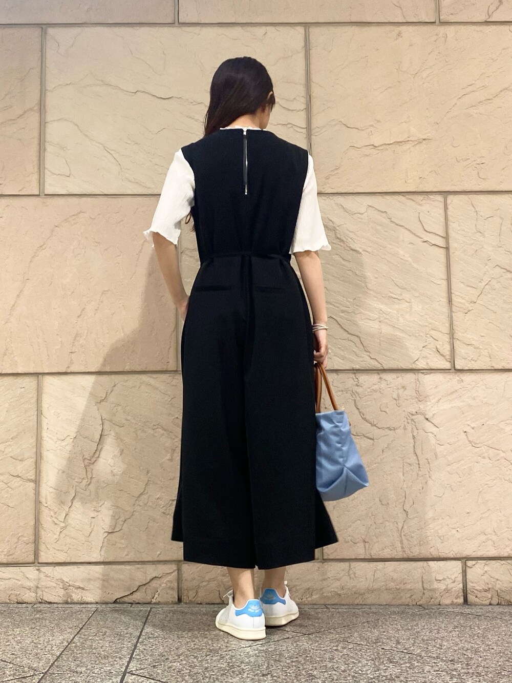 「URBAN RESEARCH ROSSO、きれいめカジュアル、スニーカー、春夏コーデ、シンプルコーデ、モノトーン、雨の日コーデ、楽チンコーデ、パンツスタイル、スニーカーコーデ、オールインワン」｜「URBAN RESEARCH ROSSO WOMENの撥水Vネックオールインワン（つなぎ/オールインワン、ブラック系）」を使った、matsuさん（レディース・162cm）の春コーディネートの3枚目の写真