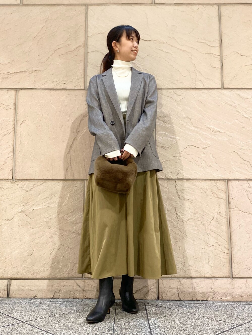 「URBAN RESEARCH ROSSO、URBAN RESEARCH、デートコーデ、お出かけコーデ、秋コーデ、テーラードジャケット、ジャケット、フレアスカート、ファーバッグ、秋色、大人カジュアル、オトナカジュアル、今日のコーデ、イエベ秋」｜「URBAN RESEARCH ROSSO WOMENのタフタロングフレアスカート（スカート、イエロー系）」を使った、matsuさん（レディース・162cm）の秋コーディネートの3枚目の写真