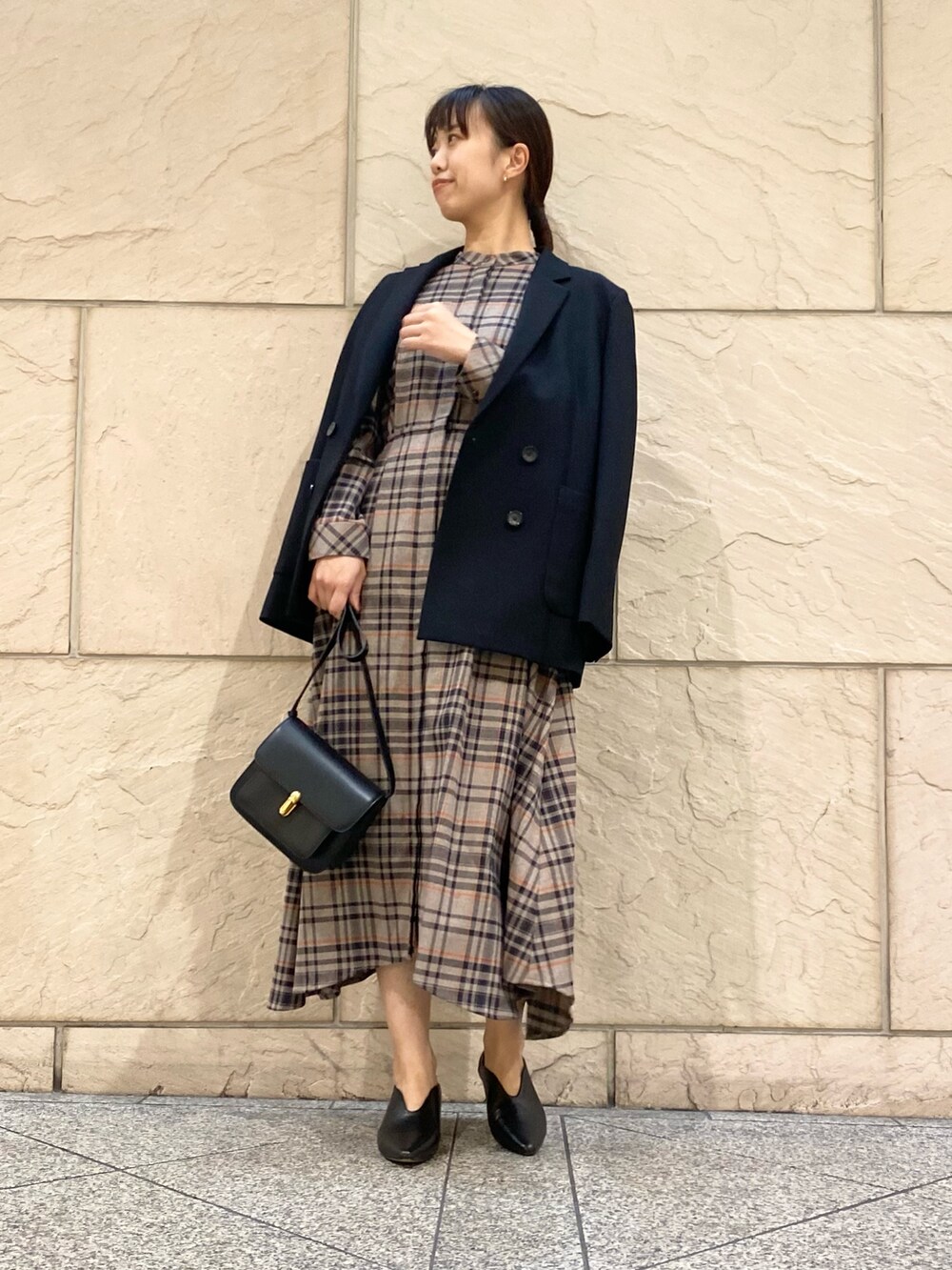 「URBAN RESEARCH ROSSO、URBAN RESEARCH、秋っぽコーデ更新中、ワンピース、ブラウン、チェック、お出かけコーデ、オトナカジュアル、秋服、秋カラー、ジャケット、イエベ秋、高身長、おでかけコーデ」｜「URBAN RESEARCH ROSSO WOMENの『WEB限定』イレギュラーヘムワンピース（シャツワンピース、ブラウン系）」を使った、matsuさん（レディース・162cm）の秋コーディネートの6枚目の写真