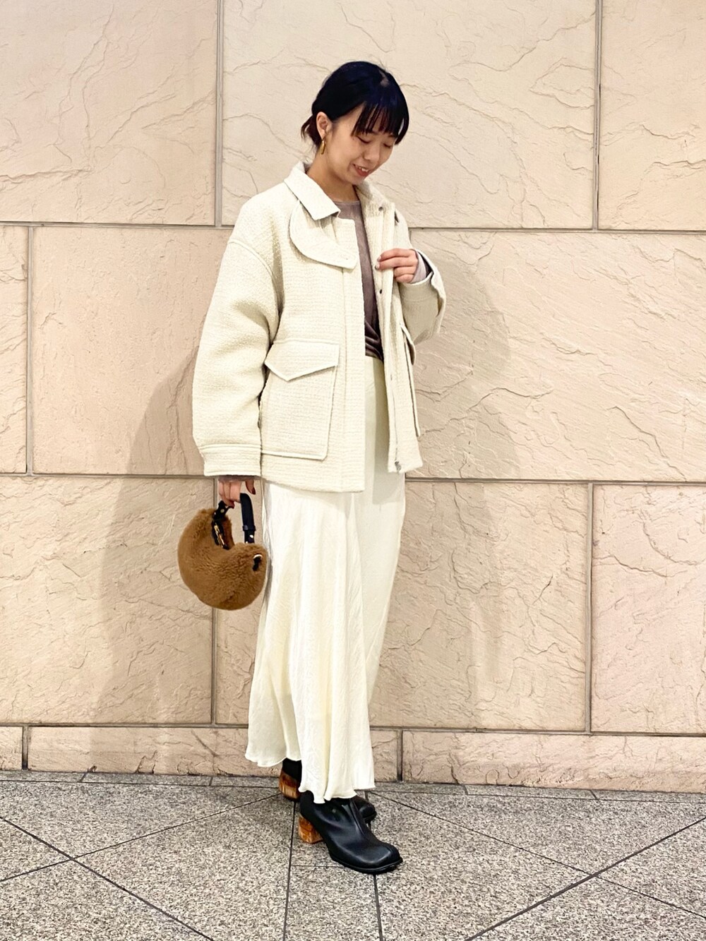 「URBAN RESEARCH ROSSO、URBAN RESEARCH、秋っぽコーデ更新中、オトナカジュアル、ブーツ、マーメイドスカート、ファーバッグ、秋コーデ、ベロア、ブルゾン、アウター、おでかけコーデ、秋アウター、イエベ秋」｜「URBAN RESEARCH ROSSO WOMENのウールツイードブルゾン（ブルゾン、ホワイト系）」を使った、matsuさん（レディース・162cm）の秋コーディネートの4枚目の写真