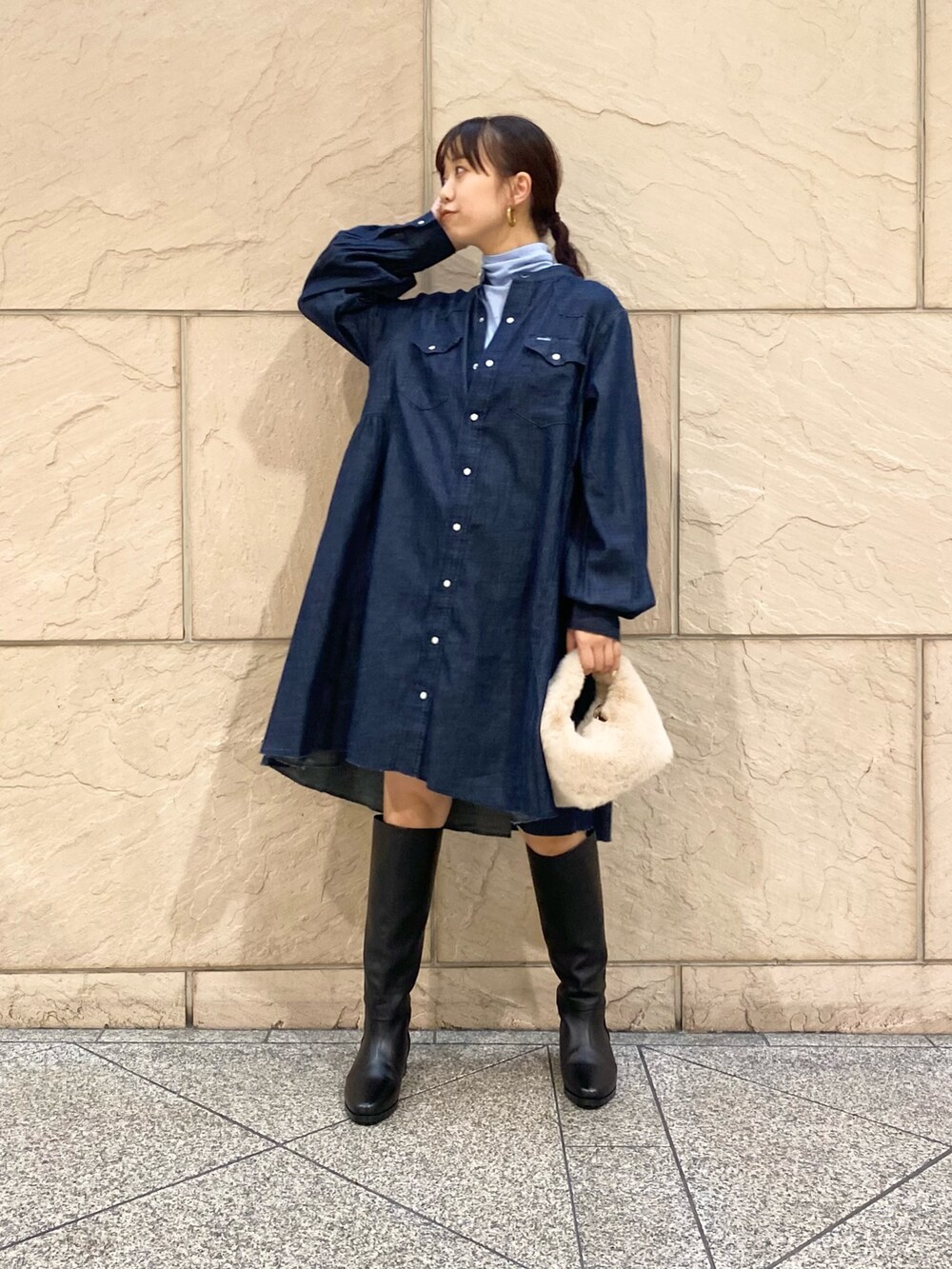 「URBAN RESEARCH ROSSO、URBAN RESEARCH、ROSSO、デニム、レイヤードスタイル、お出かけコーデ、ワンピース、秋コーデ、ブーツ、オトナカジュアル、キレイめカジュアル、オトナカワイイ、ミニワンピ、Wrangler、イエベ秋」｜「Wranglerの『別注』Wrangler×ROSSO　WESTERN MINI DRESS（シャツワンピース、ブルー系）」を使った、matsuさん（レディース・162cm）の秋コーディネートの2枚目の写真