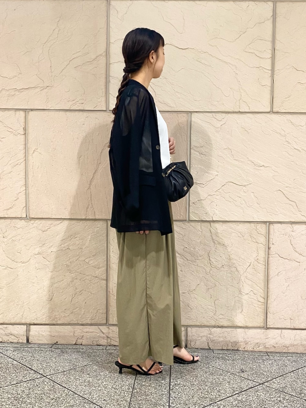 「URBAN RESEARCH ROSSO、URBAN RESEARCH、きれいめカジュアル、白Tシャツ、ショルダーバッグ、夏ファッション、オトナカジュアル、Tシャツコーデ、シアー、ジャケット、ワイドパンツ」|「URBAN RESEARCH ROSSO WOMENのLE VERNIS Momo mini bag(ハンドバッグ、ブラック系)」を使った、matsuさん(レディース・162cm)の夏コーディネートの4枚目の写真