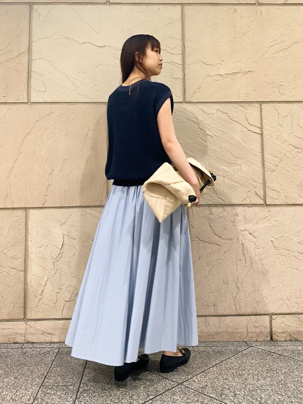 「URBAN RESEARCH ROSSO、URBAN RESEARCH、ローファー、ロングスカート、ベスト、春夏コーデ、初夏コーデ、雨の日コーデ、お出かけコーデ、ベストコーデ、サマーニット、フレアスカート」|「URBAN RESEARCH ROSSOのペーパーヤーン2WAYニットプルオーバー(ニット/セーター、ブルー系)」を使った、matsuさん(レディース・162cm)の春コーディネートの4枚目の写真