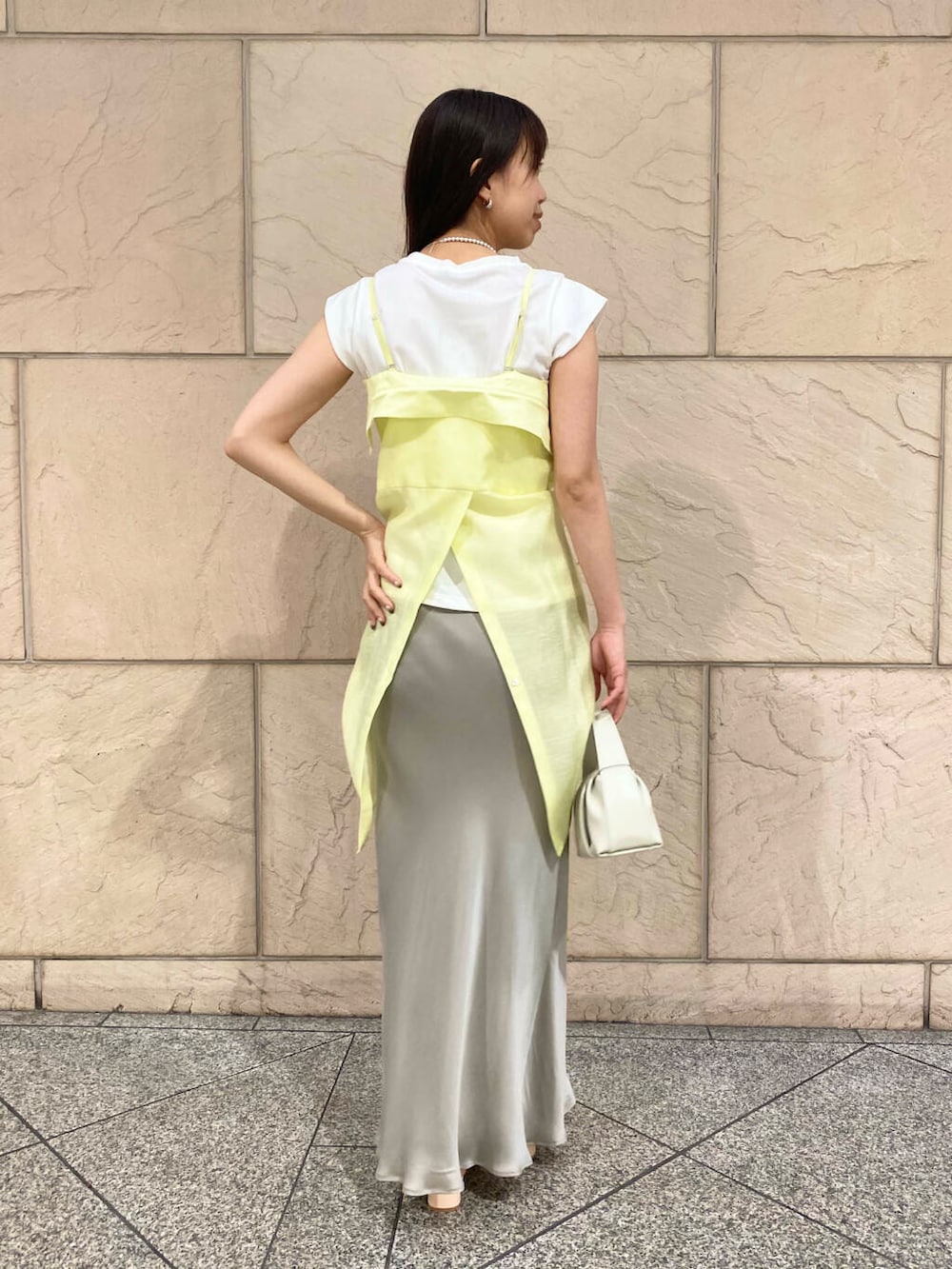 「大人カジュアル、キレイめ、きれいめカジュアル、カットソー、夏コーデ、newarrival、休日スタイル、フェミニン、ROSSO、夏服、オンオフ兼用、オンオフ、大人かわいい、20代後半、骨格ウェーブ」|「URBAN RESEARCHのdecor『デコール』 Hematite6mmBallnecklace(ネックレス、シルバー系)」を使った、matsuさん(レディース・162cm)の春コーディネートの4枚目の写真