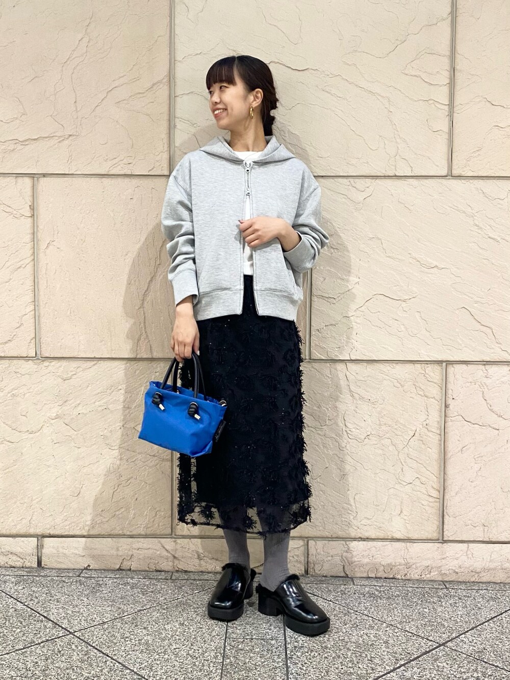 「URBAN RESEARCH ROSSO、URBAN RESEARCH、今日のメイク、モノトーン、厚底シューズ、パーカー、パーカー グレー、スカート、チュール」｜「URBAN RESEARCH ROSSO WOMENのダブルジップダンボールパーカー（パーカー、グレー系）」を使った、matsuさん（レディース・162cm）の秋コーディネートの2枚目の写真