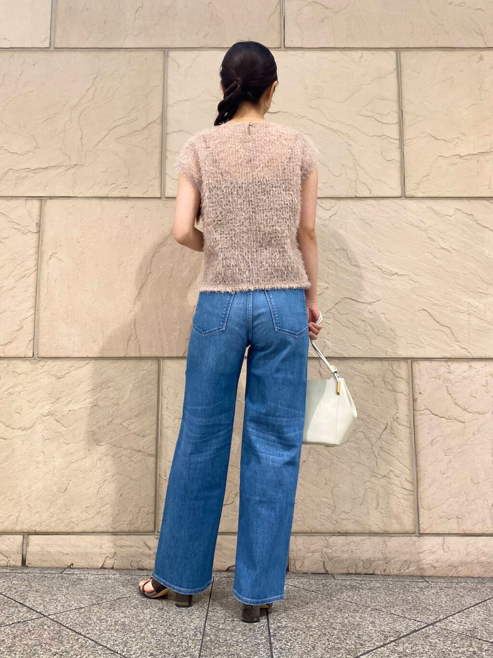 「大人カジュアル、キレイめ、きれいめカジュアル、カットソー、パンツ、夏コーデ、newarrival、デニムコーデ、休日スタイル、フェミニン、ROSSO、夏服、大人かわいい、20代後半、骨格ウェーブ」|「URBAN RESEARCH ROSSO WOMENのLUMEN MARRON BAG(ショルダーバッグ、ホワイト系)」を使った、matsuさん(レディース・162cm)の春コーディネートの4枚目の写真