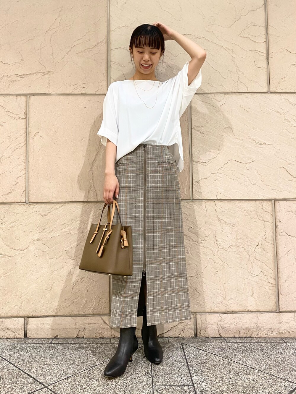 「URBAN RESEARCH ROSSO、URBAN RESEARCH、ブラウン、秋服準備はじめました、デートコーデ、チェック、オトナカジュアル、キレイめコーデ、秋先取りコーデ、スカートスタイル、タイトスカート、ブラウス」|「URBAN RESEARCH ROSSO WOMENの5分袖バックタックプルオーバー(シャツ/ブラウス、ホワイト系)」を使った、matsuさん(レディース・162cm)の秋コーディネートの2枚目の写真