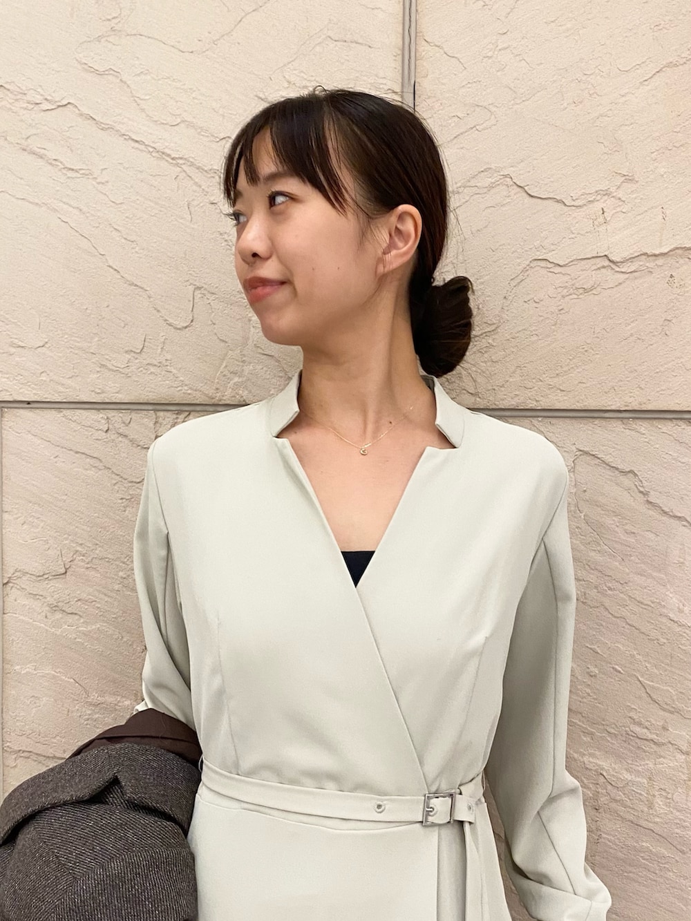 ブラウン系のその他アウター、ベージュ系のワンピース、ブラウン系のショルダーバッグを着用したレディースの秋コーディネートの4枚目の写真