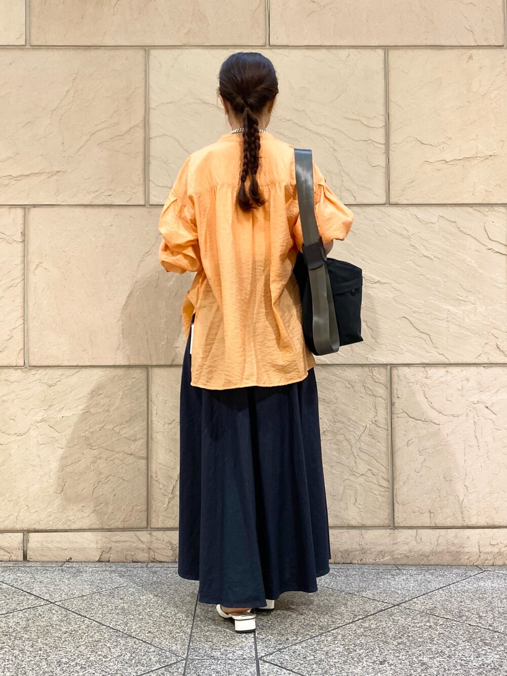 「URBAN RESEARCH ROSSO、夏コーデ、レイヤードスタイル、お出かけコーデ、大人カジュアルコーデ、シャツスタイル、オレンジ、フレアスカート、outdoor」|「URBAN RESEARCH ROSSO WOMENのシアーバンドカラーシャツ(シャツ/ブラウス、オレンジ系)」を使った、matsuさん(レディース・162cm)の夏コーディネートの4枚目の写真