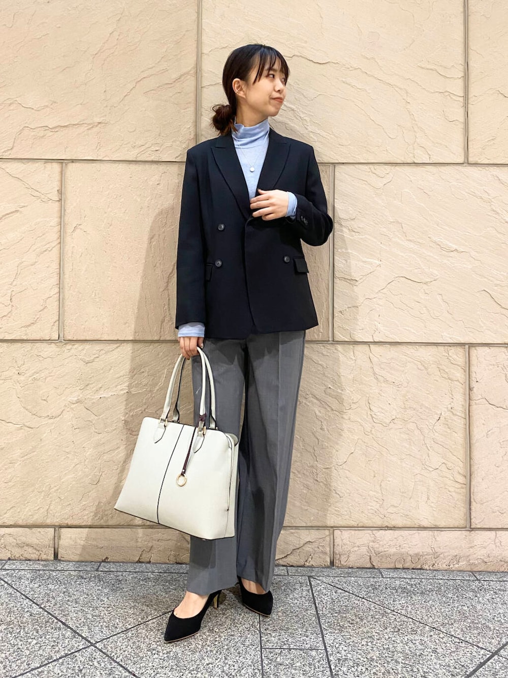 「大人カジュアル、キレイめ、きれいめカジュアル、パンツ、春コーデ、着回しコーデ、入学式、春服、newarrival、オフィスカジュアル、ROSSO、オンオフ兼用、オンオフ、20代後半、食事会」|「URBAN RESEARCH ROSSO WOMENの『MADE IN JAPAN』オリジナルスウェードパンプス(パンプス、ブラック系)」を使った、matsuさん(レディース・162cm)の冬コーディネートの2枚目の写真