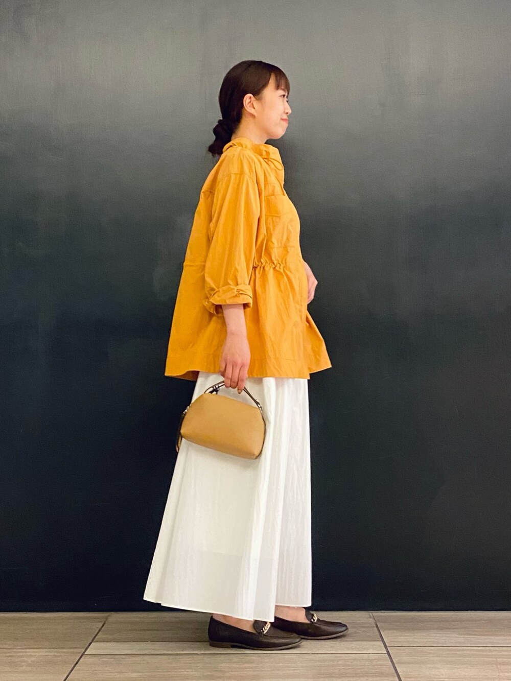 「URBAN RESEARCH、URBAN RESEARCH ROSSO、ローファー、春服みてみて、休日スタイル、カジュアルコーデ、春コーデ、オトナカジュアル、春カラー、きれいめカジュアル、ブルゾン、オレンジ、ギャザースカート、撥水加工、UVカット」|「URBAN RESEARCH ROSSO WOMENの『一部WEB限定カラー』GICIPI OPALE NO-SLEEVE(ニット/セーター、ホワイト系)」を使った、matsuさん(レディース・162cm)の春コーディネートの2枚目の写真