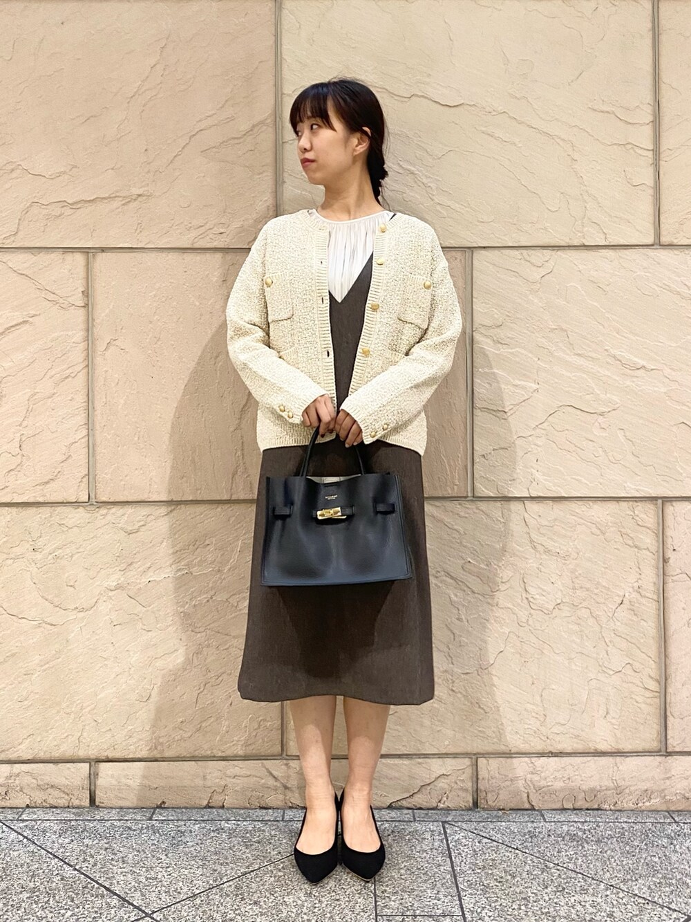 「URBAN RESEARCH ROSSO、URBAN RESEARCH、ROSSO、秋コーデ、ワンピース、ブラウン、七五三、きれいめカジュアル、シンプルスタイル、ジャンバースカート、イエベ秋、骨格ウェーブ」｜「URBAN RESEARCH ROSSO WOMENの『WEB限定』『UR TECH』ジャンパーワンピース（ジャンパースカート、ブラウン系）」を使った、matsuさん（レディース・162cm）の秋コーディネートの2枚目の写真