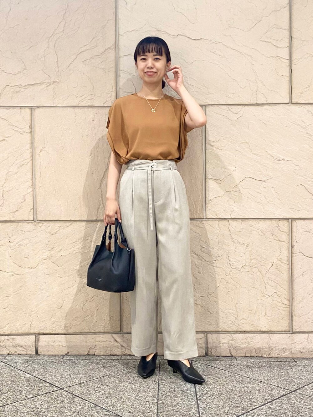 ベージュ系のその他パンツ、イエロー系のシャツ/ブラウス、ブラック系のパンプスを着用したレディースの夏コーディネートの5枚目の写真