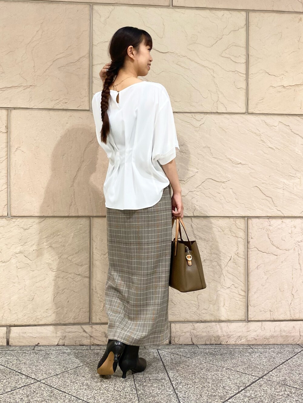 「URBAN RESEARCH ROSSO、URBAN RESEARCH、ブラウン、秋服準備はじめました、デートコーデ、チェック、オトナカジュアル、キレイめコーデ、秋先取りコーデ、スカートスタイル、タイトスカート、ブラウス」|「URBAN RESEARCH ROSSO WOMENの5分袖バックタックプルオーバー(シャツ/ブラウス、ホワイト系)」を使った、matsuさん(レディース・162cm)の秋コーディネートの3枚目の写真