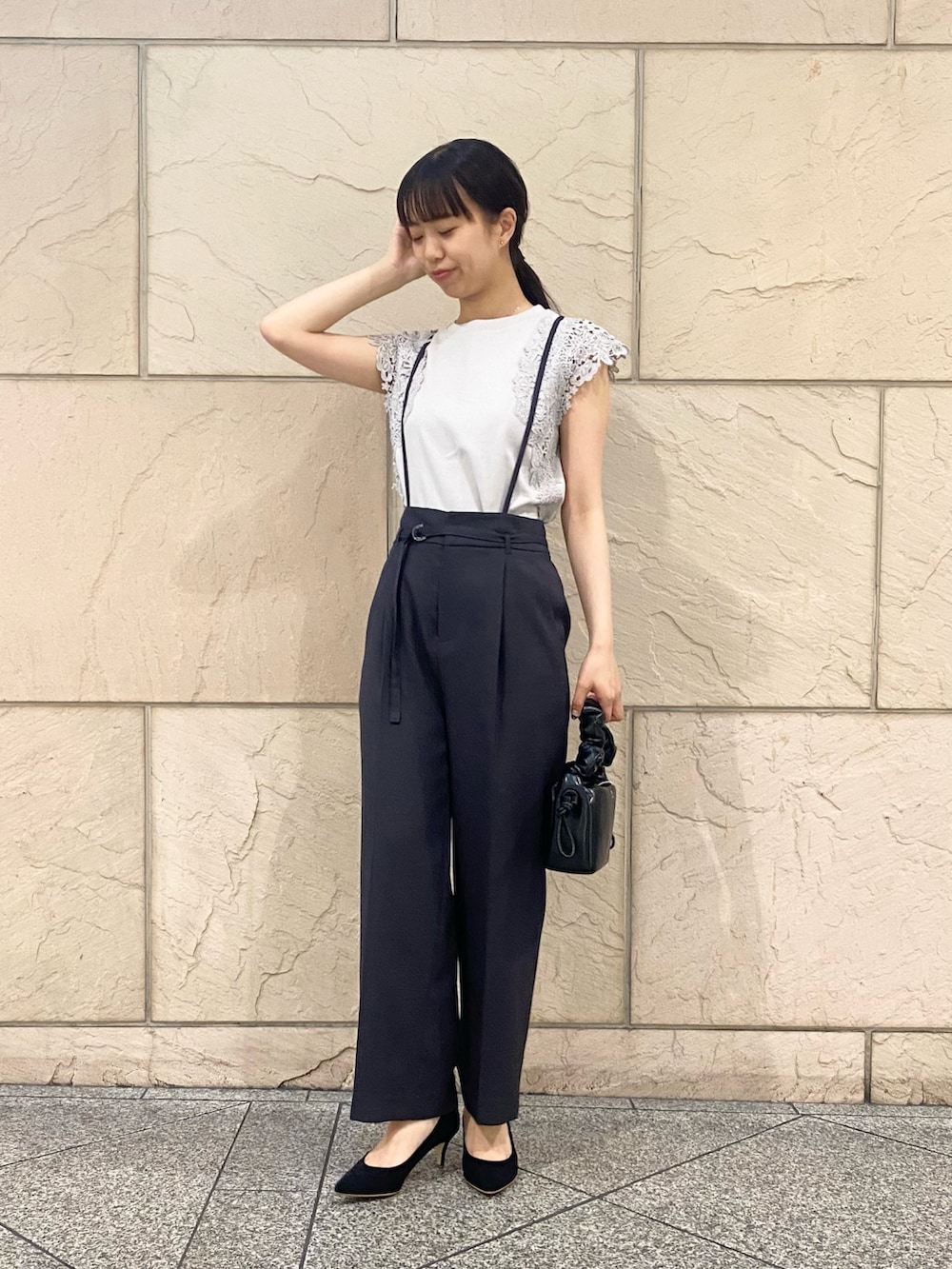 「URBAN RESEARCH ROSSO、URBAN RESEARCH、初夏コーデ、モノトーン、シンプルコーデ、カジュアル、ラクチンコーデ、オフィスカジュアル、着回しコーデ、サロペット、パンツスタイル、レース、カットソー、きれいめカジュアル」|「URBAN RESEARCH ROSSO WOMENの『一部WEB限定カラー』マルチWAYリネンライクワイドパンツ(その他パンツ、グレー系)」を使った、matsuさん(レディース・162cm)の春コーディネートの2枚目の写真