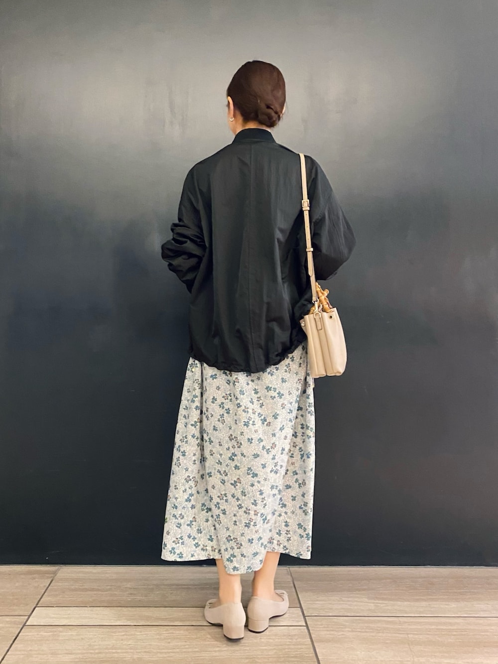 「春服デビュー宣言、きれいめカジュアル、春アウター、デニムジャケット、休日スタイル、URBAN RESEARCH ROSSO、URBAN RESEARCH、柄ワンピース、花柄、MA-1、ブルゾン、パンプス、グリーン」｜「URBAN RESEARCH ROSSO WOMENのコクーンMA-1ブルゾン（ブルゾン、ブラック系）」を使った、matsuさん（レディース・162cm）の春コーディネートの3枚目の写真