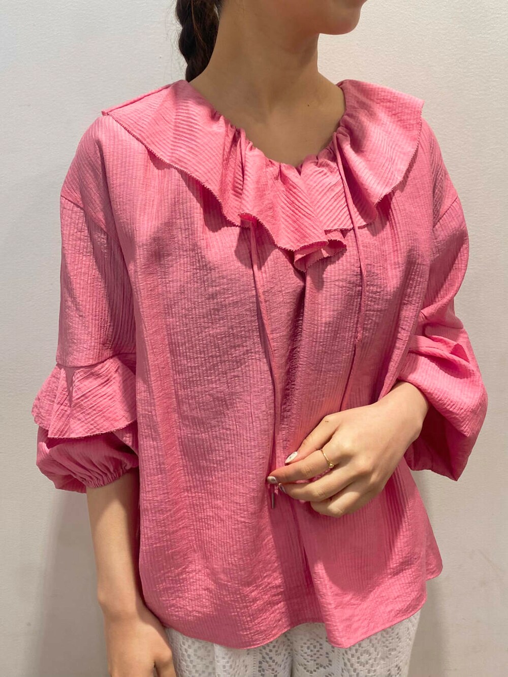 「大人カジュアル、キレイめ、アウター、きれいめカジュアル、パンツ、春コーデ、着回しコーデ、春服、春アウター、newarrival、フェミニン、ROSSO、オンオフ兼用、オンオフ、大人かわいい」|「URBAN RESEARCH ROSSO WOMENのレースワイドパンツ(その他パンツ、ホワイト系)」を使った、matsuさん(レディース・162cm)の冬コーディネートの7枚目の写真