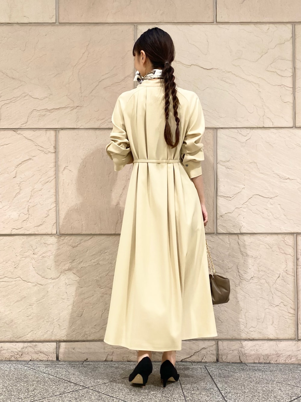 「URBAN RESEARCH ROSSO、URBAN RESEARCH、パステルカラー、デートコーデ、秋コーデ、秋服コーデ、休日スタイル、お仕事コーデ、オフィスカジュアル、ワンピース、結婚式二次会スタイル、食事会、会食」|「manipuriのアイテム(バンダナ/スカーフ、イエロー系)」を使った、matsuさん(レディース・162cm)の秋コーディネートの4枚目の写真