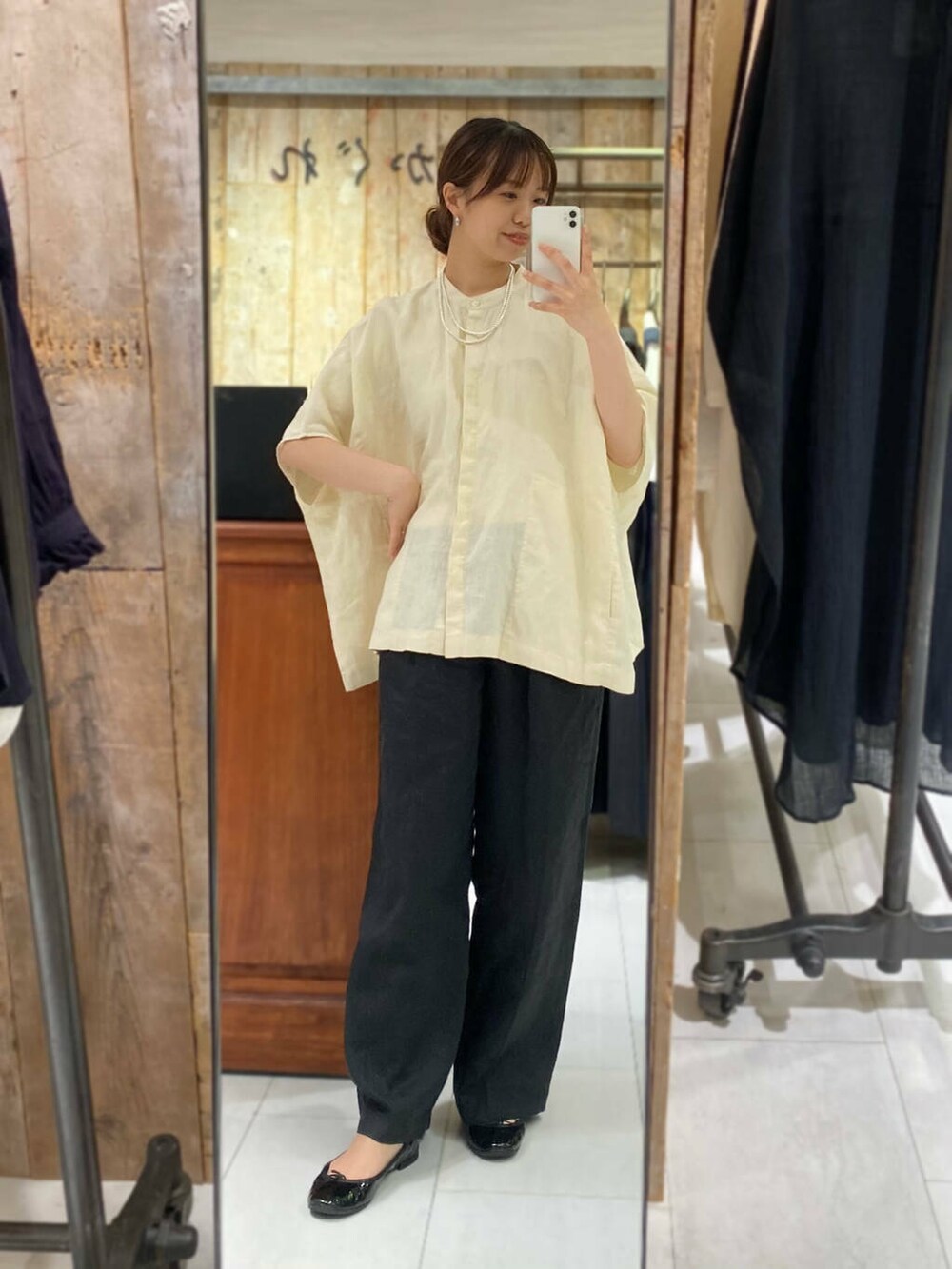 「キレイめ、きれいめカジュアル、ブラウス、パンツ、夏コーデ、オフィスカジュアル、ROSSO、夏服、オンオフ兼用、オンオフ、20代後半、骨格ウェーブ、暑い、着映え、イエベ秋」｜「URBAN RESEARCHのdecor『デコール』　Hematite4mmBallnecklace（ネックレス、シルバー系）」を使った、matsuさん（レディース・162cm）の春コーディネートの2枚目の写真