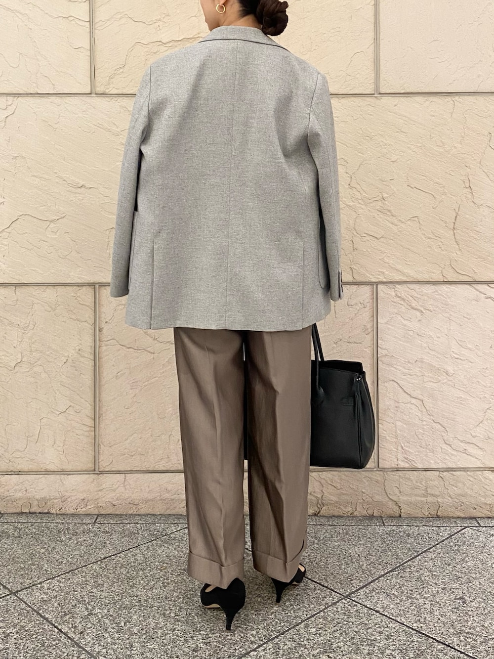 ベージュ系のその他アウター、ホワイト系のシャツ/ブラウス、ブラウン系のその他パンツを着用したレディースの冬コーディネートの2枚目の写真