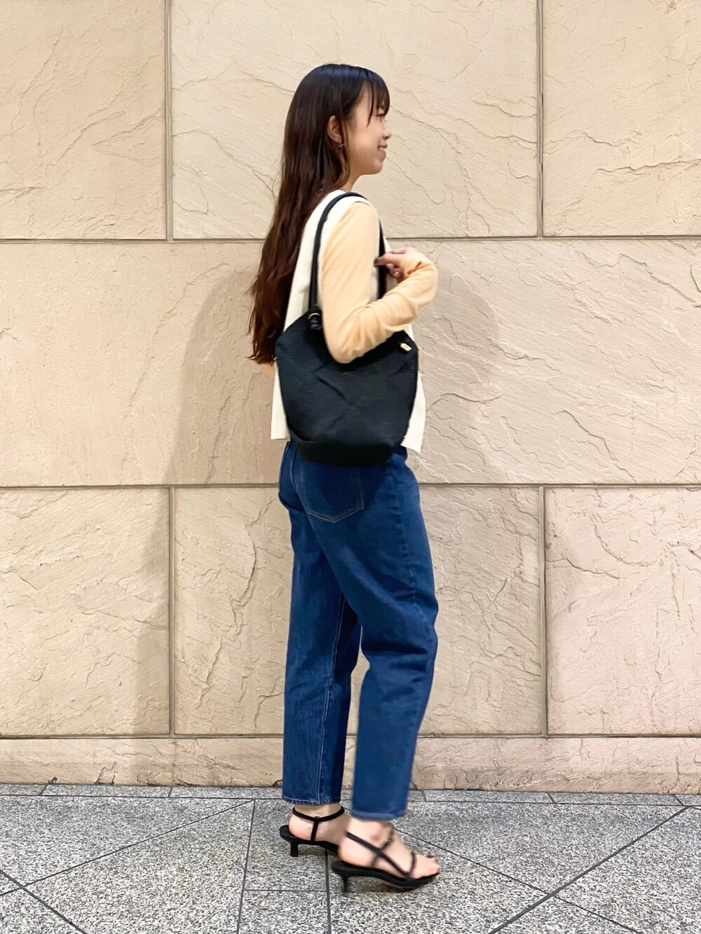 「URBAN RESEARCH ROSSO、URBAN RESEARCH、レイヤードスタイル、デニム、シアートップス、ベスト、ジレ、NEEDBY heritage」|「NEEDBY heritageの『一部別注カラー』NEEDBY heritage LISA(デニムパンツ、ブルー系)」を使った、matsuさん(レディース・162cm)の春コーディネートの3枚目の写真