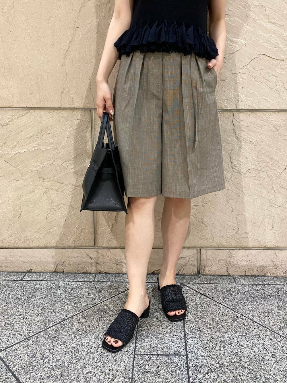 「大人カジュアル、キレイめ、きれいめカジュアル、パンツ、夏コーデ、newarrival、サマーニット、休日スタイル、フェミニン、ROSSO、ショートパンツ、夏服、オンオフ兼用、オンオフ、大人かわいい」|「URBAN RESEARCH ROSSO WOMENのリネンライクハーフパンツ(その他パンツ、ブラウン系)」を使った、matsuさん(レディース・162cm)の春コーディネートの5枚目の写真