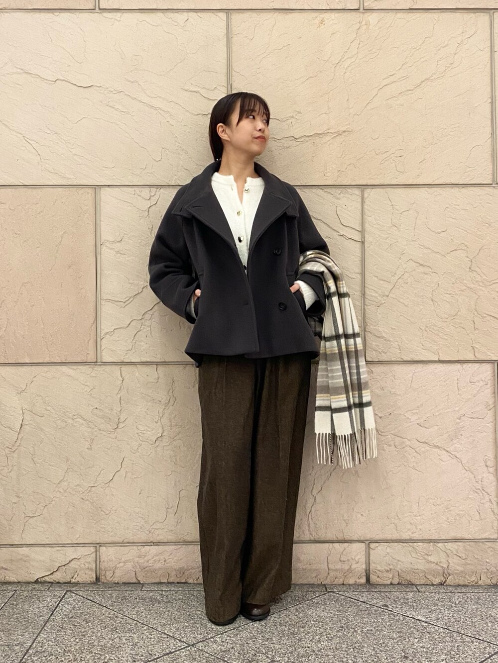 グレー系のその他アウター、ホワイト系のカーディガン/ボレロ、イエロー系のその他パンツを着用したレディースの冬コーディネートの2枚目の写真