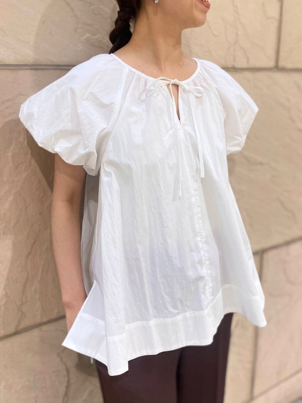 ゴールド系のサンダル、ホワイト系のシャツ/ブラウス、ブラウン系のその他パンツを着用したレディースの夏コーディネートの7枚目の写真