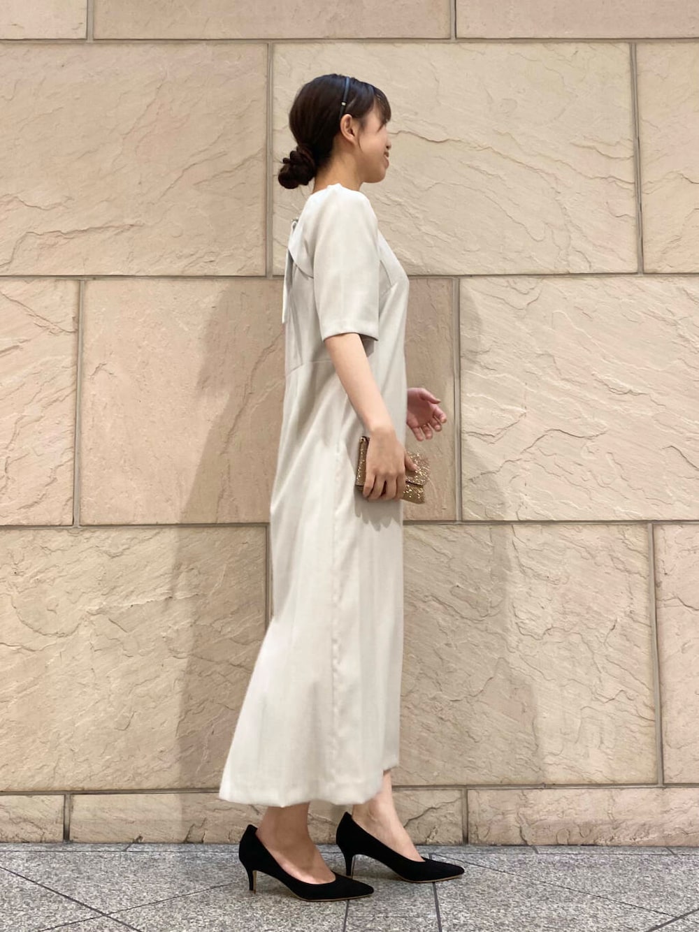 「ワンピース、大人カジュアル、キレイめ、きれいめカジュアル、夏コーデ、オフィスカジュアル、フェミニン、ROSSO、夏服、オンオフ兼用、オンオフ、大人かわいい、20代後半、お呼ばれコーデ、骨格ウェーブ」|「URBAN RESEARCH ROSSO WOMENの『MADE IN JAPAN』オリジナルスウェードパンプス(パンプス、ブラック系)」を使った、matsuさん(レディース・162cm)の春コーディネートの3枚目の写真