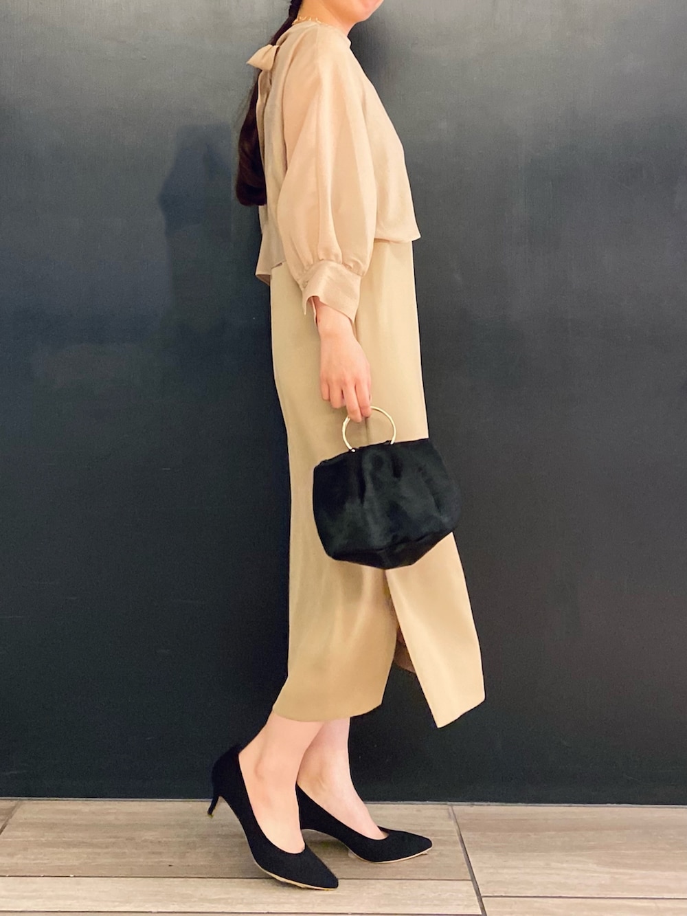 「セットアップ、キャミワンピ、URBAN RESEARCH ROSSO、URBAN RESEARCH、シンプルコーデ、結婚式、結婚式二次会スタイル、顔合わせ、セレモニー、入学式、入園式、ママコーデ」｜「URBAN RESEARCH ROSSOのブラウス×キャミワンピースセットアップ（ワンピース、ベージュ系）」を使った、matsuさん（レディース・162cm）の冬コーディネートの3枚目の写真