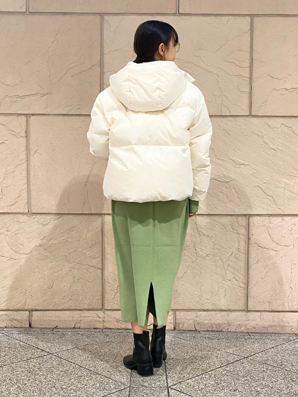 「URBAN RESEARCH ROSSO、URBAN RESEARCH、ROSSO、冬コーデ、ニット、クリスマスに着たい服、きれいめカジュアル、冬アウター、クリスマスコーデ、シンプルスタイル、ダッフルコート、ニットワンピース、ショートダウン、ブローチ、イエベ秋」|「URBAN RESEARCH ROSSO WOMENのfrenchdownショートダウンコート(ダウンジャケット/コート、ホワイト系)」を使った、matsuさん(レディース・162cm)の冬コーディネートの4枚目の写真