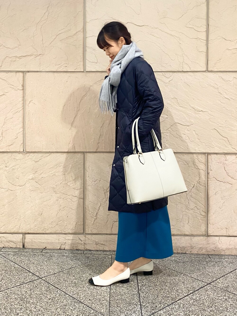 「URBAN RESEARCH ROSSO、URBAN RESEARCH、ROSSO、冬コーデ、きれいめカジュアル、キルティング、ロングコート、冬アウター、ダウンジャケット、あったかコーデ、オフィスカジュアル、お仕事コーデ、TAION、イエベ秋、骨格ウェーブ」|「TAIONのTAION CREW NECK LONG DOWN COAT(ダウンジャケット/コート、ブルー系)」を使った、matsuさん(レディース・162cm)の秋コーディネートの3枚目の写真
