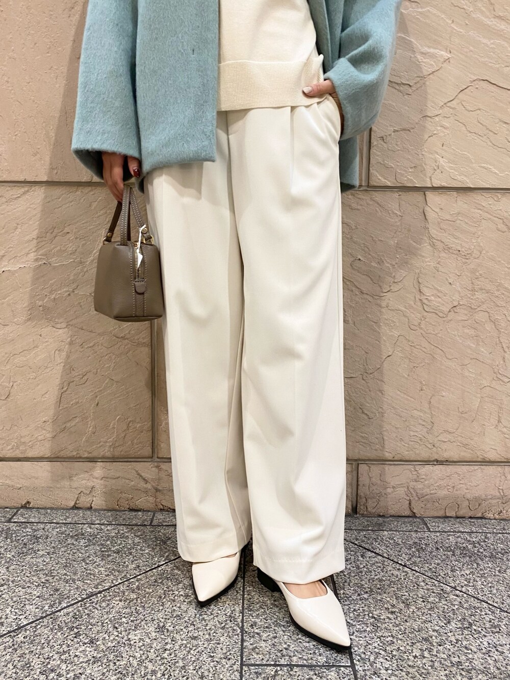 「URBAN RESEARCH ROSSO、URBAN RESEARCH、ROSSO、冬コーデ、ホワイトコーデ、クリスマスに着たい服、きれいめカジュアル、タートルネック、淡色コーデ、アウターコーデ、ショートコート、ミントグリーン、イエベ秋、骨格ウェーブ」｜「URBAN RESEARCH ROSSO WOMENのモヘア混シャギーミドルジャケット（ノーカラージャケット、グリーン系）」を使った、matsuさん（レディース・162cm）の冬コーディネートの7枚目の写真