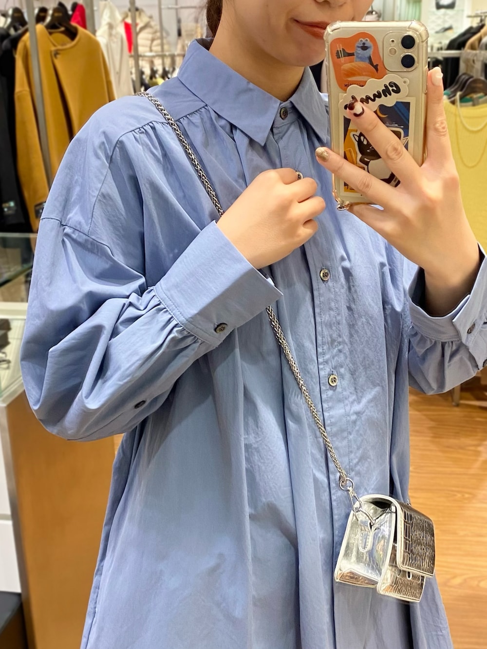 「URBAN RESEARCH ROSSO、URBAN RESEARCH、ROSSO、冬アウター、冬コーデ、きれいめカジュアル、ワンピース、シャツワンピ、ミニワンピ、ローファー、ショートコート、オトナカジュアル、オトナ女子、イエベ秋、骨格ウェーブ」｜「URBAN RESEARCH ROSSO WOMENのミニシャツワンピース（ワンピース、ブルー系）」を使った、matsuさん（レディース・162cm）の冬コーディネートの6枚目の写真