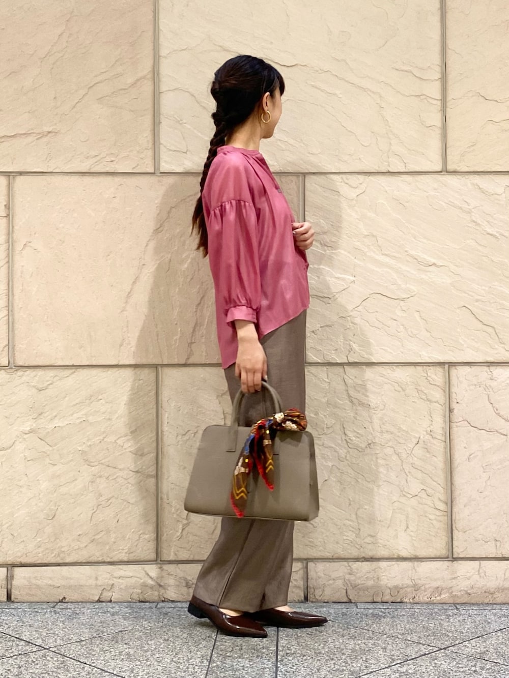 「URBAN RESEARCH ROSSO、URBAN RESEARCH、秋っぽコーデ更新中、シアートップス、秋コーデ、秋服コーデ、大人コーデ、パンツスタイル、通勤コーデ、お仕事コーデ、オフィスカジュアル」｜「URBAN RESEARCH ROSSO WOMENのチンツシアーギャザーブラウス（シャツ/ブラウス、ピンク系）」を使った、matsuさん（レディース・162cm）の秋コーディネートの2枚目の写真