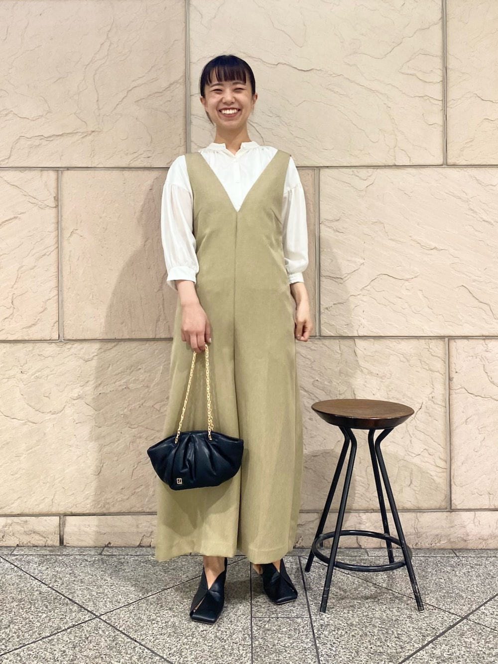 「URBAN RESEARCH ROSSO、URBAN RESEARCH、秋服準備はじめました、お出かけコーデ、今日のコーデ、大人コーデ、きれいめカジュアル、オールインワン」|「URBAN RESEARCH ROSSO WOMENのチンツシアーギャザーブラウス(シャツ/ブラウス、ホワイト系)」を使った、matsuさん(レディース・162cm)の夏コーディネートの5枚目の写真