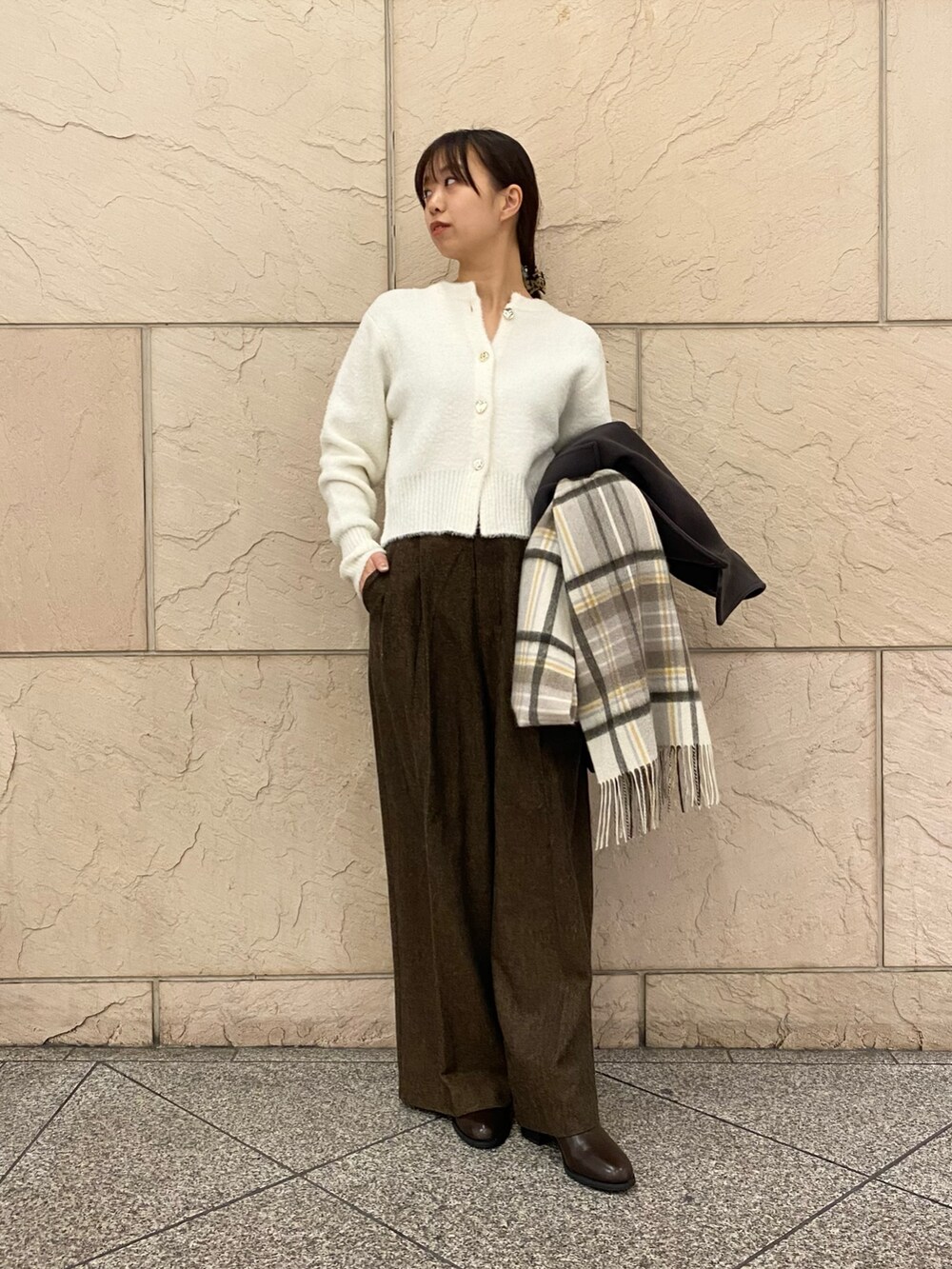 グレー系のその他アウター、ホワイト系のカーディガン/ボレロ、イエロー系のその他パンツを着用したレディースの冬コーディネートの6枚目の写真