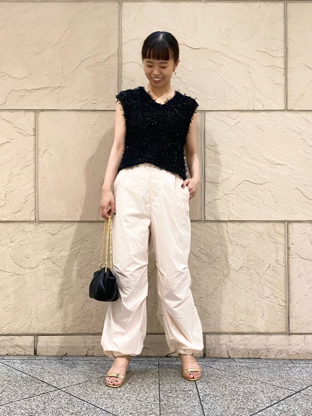 「URBAN RESEARCH ROSSO、URBAN RESEARCH、きれいめカジュアル、休日スタイル、お出かけコーデ、パンツコーデ、トレンド、パラシュートパンツ、ベスト、チュール、ラメ、初秋コーデ、レザーバッグ」|「URBAN RESEARCH ROSSO WOMENのラメチュールニットベスト(ベスト、ブラック系)」を使った、matsuさん(レディース・162cm)の夏コーディネートの2枚目の写真