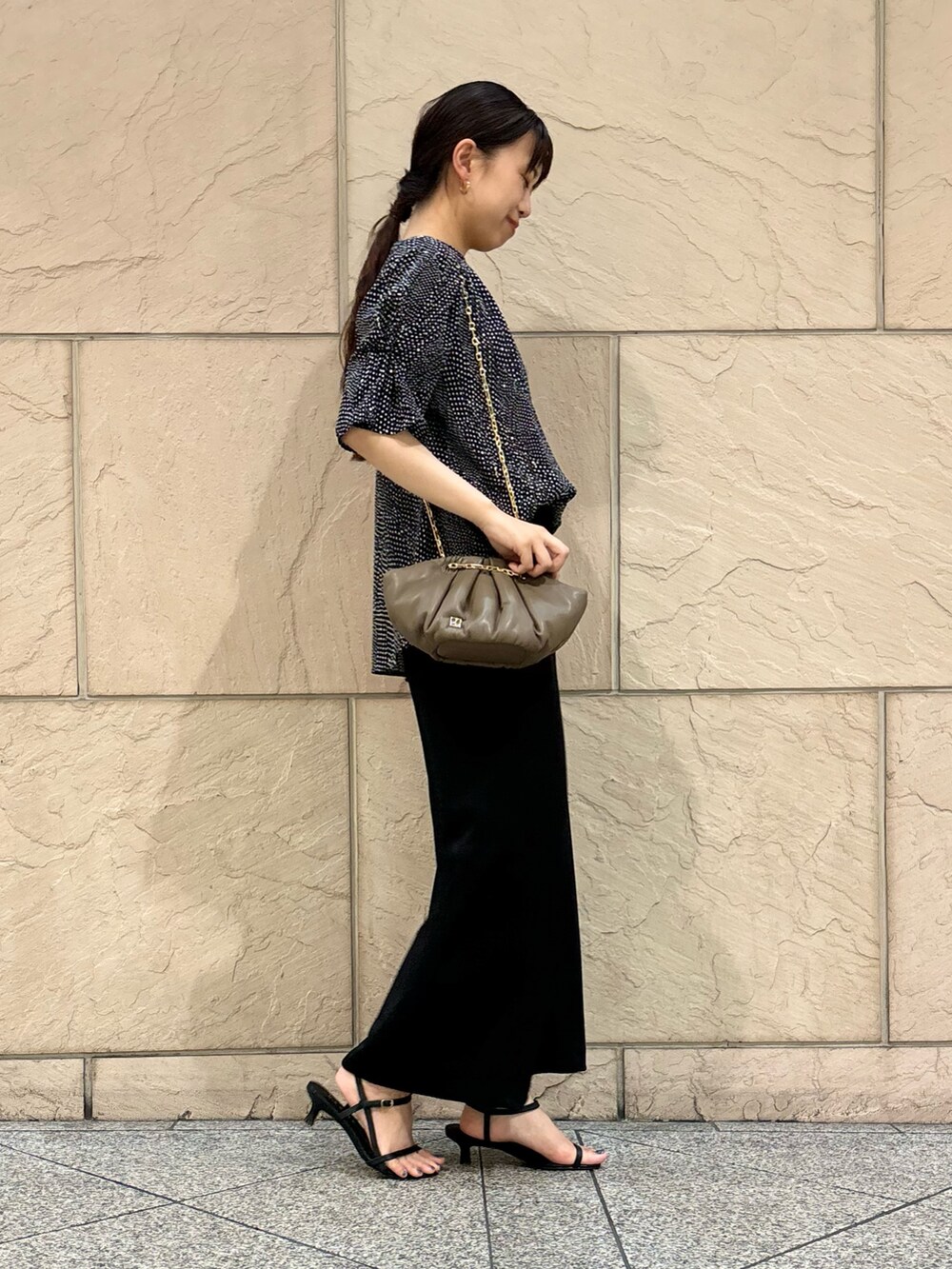 「サンダル、URBAN RESEARCH ROSSO、URBAN RESEARCH、きれいめカジュアル、ブラックコーデ、オールブラック、スカートコーデ、ブラウス」｜「URBAN RESEARCH ROSSO WOMENのウォッシャブルドットブラウス（シャツ/ブラウス、ブラック系）」を使った、matsuさん（レディース・162cm）の夏コーディネートの3枚目の写真