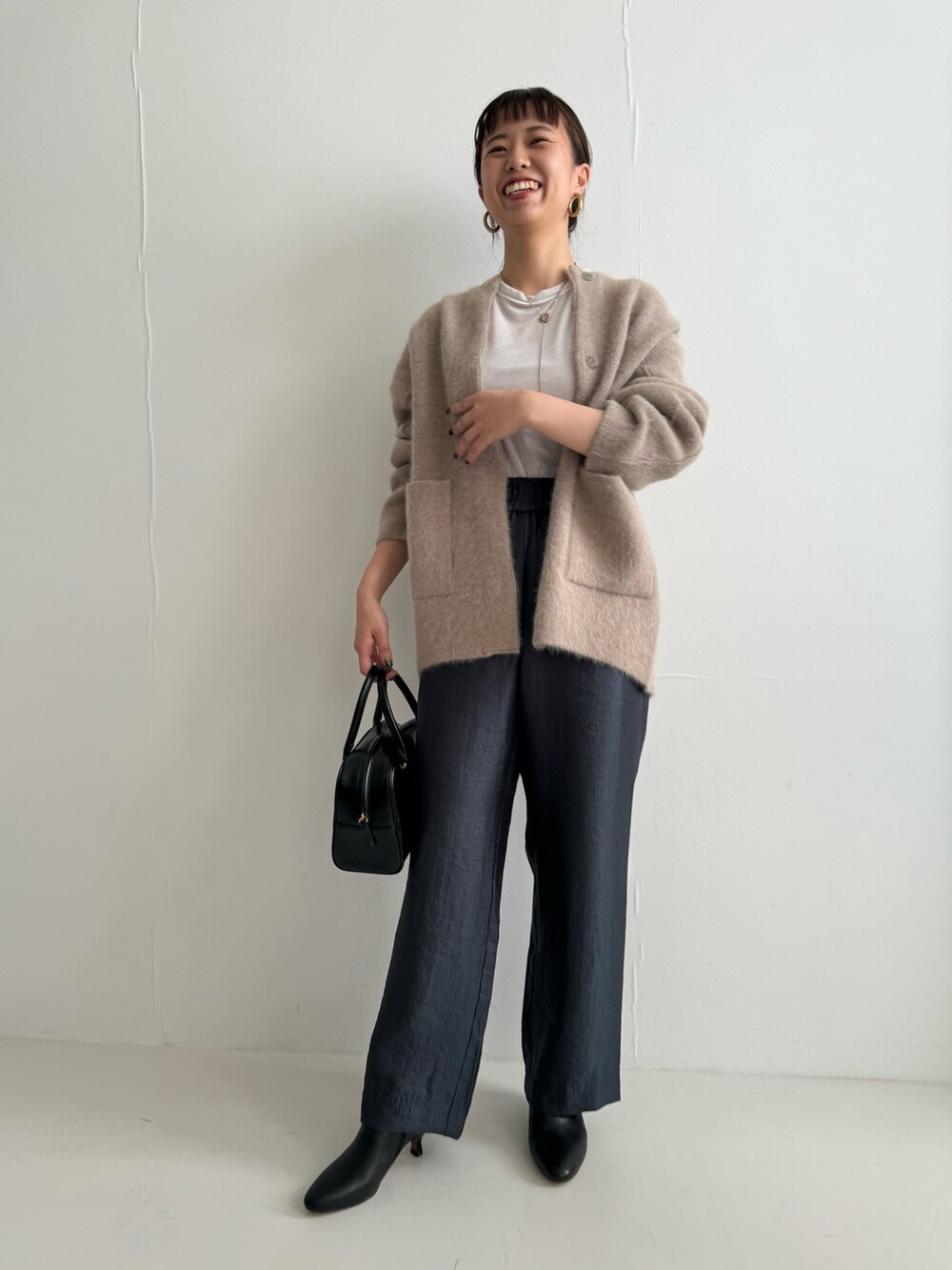 「URBAN RESEARCH ROSSO、URBAN RESEARCH、ブラウン、秋服準備はじめました、カーディガン、秋コーデ、秋冬コーデ、ゆるコーデ、きれいめカジュアル、イエベ秋、オトナカジュアル、ニット、イージーパンツ、パンツスタイル」｜「URBAN RESEARCH ROSSO WOMENのエアリーニットジャケット（カーディガン/ボレロ、ブラウン系）」を使った、matsuさん（レディース・162cm）の秋コーディネートの4枚目の写真