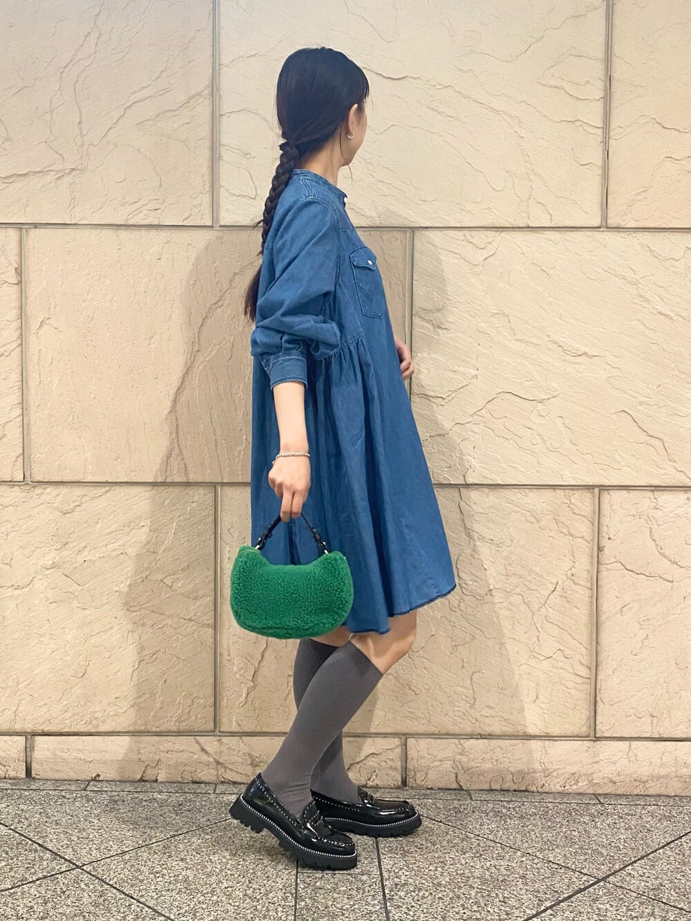 「URBAN RESEARCH ROSSO、URBAN RESEARCH、きれいめカジュアル、デニムコーデ、デニム、メガネ女子、オトナカワイイ、ミニワンピ、ローファー、ハイソックス」｜「Wranglerの『別注』Wrangler×ROSSO　WESTERN MINI DRESS（シャツワンピース、ブルー系）」を使った、matsuさん（レディース・162cm）の夏コーディネートの3枚目の写真
