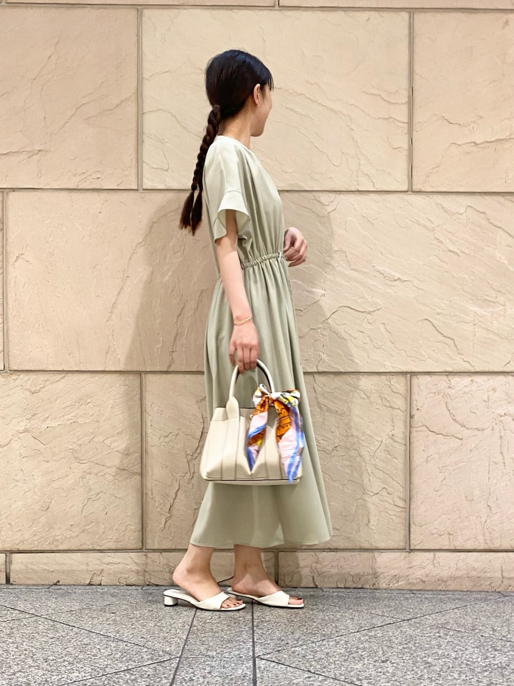 「URBAN RESEARCH ROSSO、きれいめカジュアル、ワンピース、夏コーデ、ラクチンコーデ、オフィスカジュアル、スカーフ、旅行」｜「URBAN RESEARCH ROSSO WOMENのセミシアードロストギャザーワンピース（ワンピース、イエロー系）」を使った、matsuさん（レディース・162cm）の春コーディネートの2枚目の写真