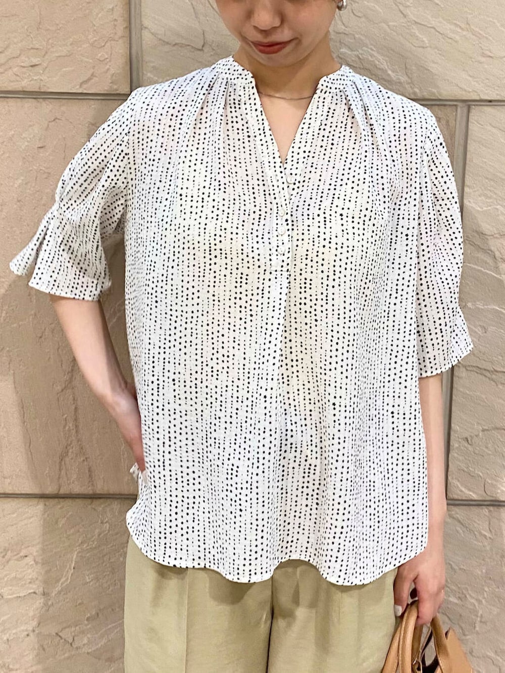 「大人カジュアル、キレイめ、きれいめカジュアル、パンツ、夏コーデ、オフィスカジュアル、ROSSO、夏服、オンオフ兼用、オンオフ、大人かわいい、20代後半、骨格ウェーブ、着映え、イエベ秋」｜「URBAN RESEARCH ROSSO WOMENの『MADE IN JAPAN』オリジナルスウェードパンプス（パンプス、ブラック系）」を使った、matsuさん（レディース・162cm）の夏コーディネートの5枚目の写真