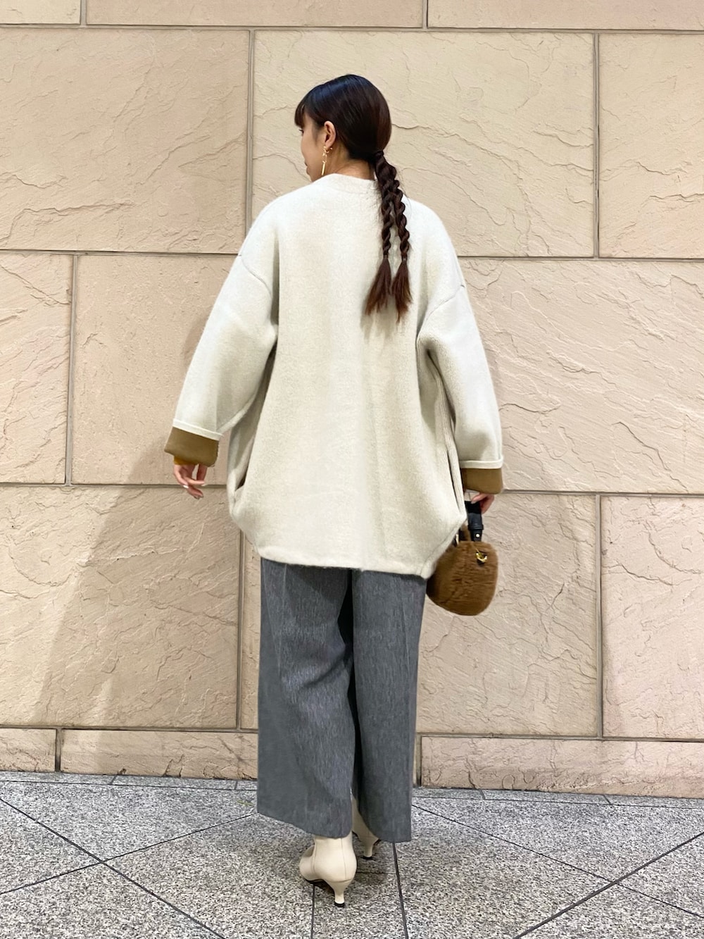 「URBAN RESEARCH ROSSO、URBAN RESEARCH、ELENDEEK、秋コーデ、カーディガン、レイヤードスタイル、大人カジュアルコーデ、パンツスタイル、秋服、イエベ秋、オールインワン」|「ELENDEEKの『別注』ELENDEEK×ROSSO CN RACCOON MIX WCD(カーディガン/ボレロ、グレー系)」を使った、matsuさん(レディース・162cm)の秋コーディネートの4枚目の写真