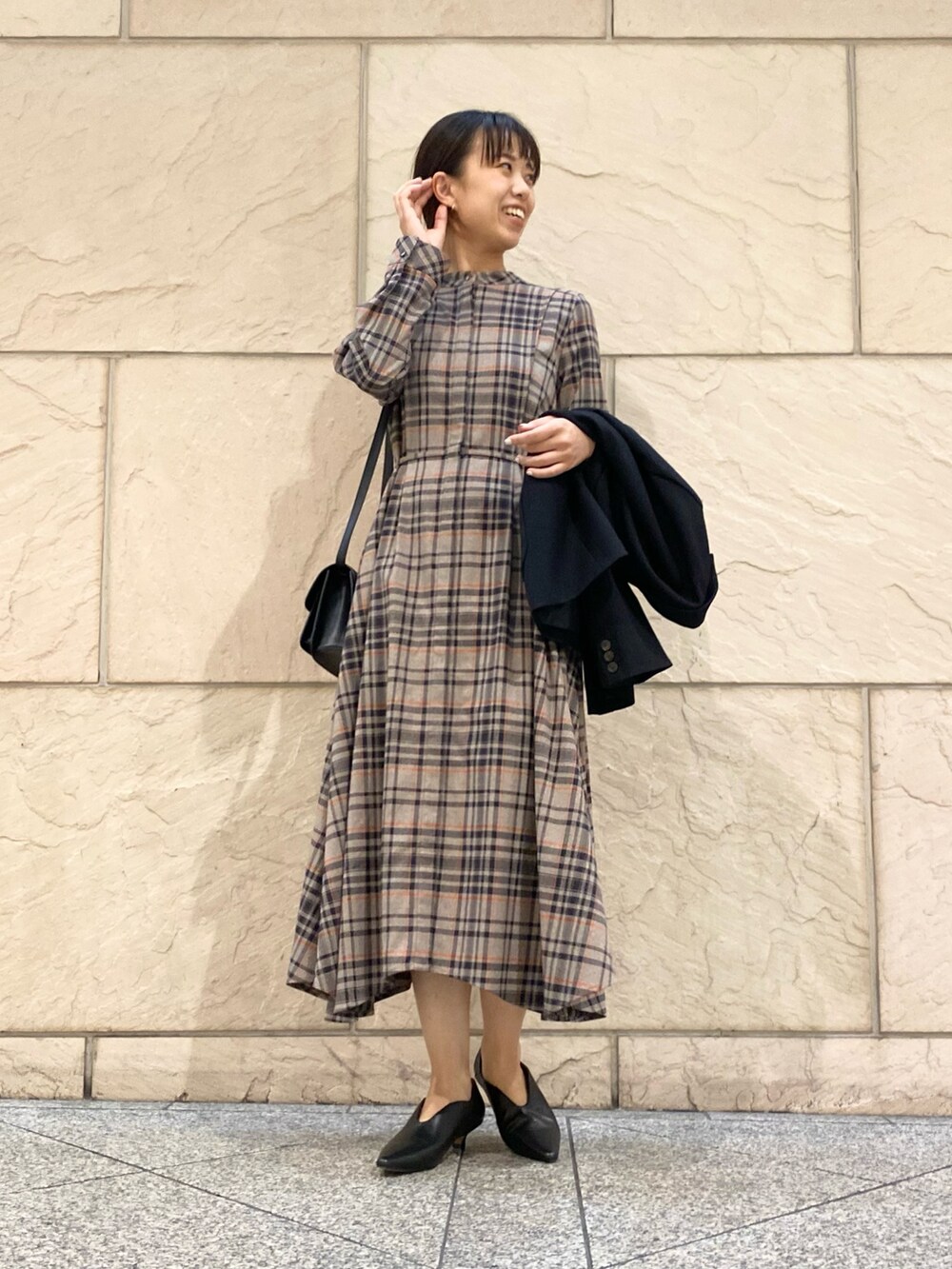 「URBAN RESEARCH ROSSO、URBAN RESEARCH、秋っぽコーデ更新中、ワンピース、ブラウン、チェック、お出かけコーデ、オトナカジュアル、秋服、秋カラー、ジャケット、イエベ秋、高身長、おでかけコーデ」｜「URBAN RESEARCH ROSSO WOMENの『WEB限定』イレギュラーヘムワンピース（シャツワンピース、ブラウン系）」を使った、matsuさん（レディース・162cm）の秋コーディネートの3枚目の写真